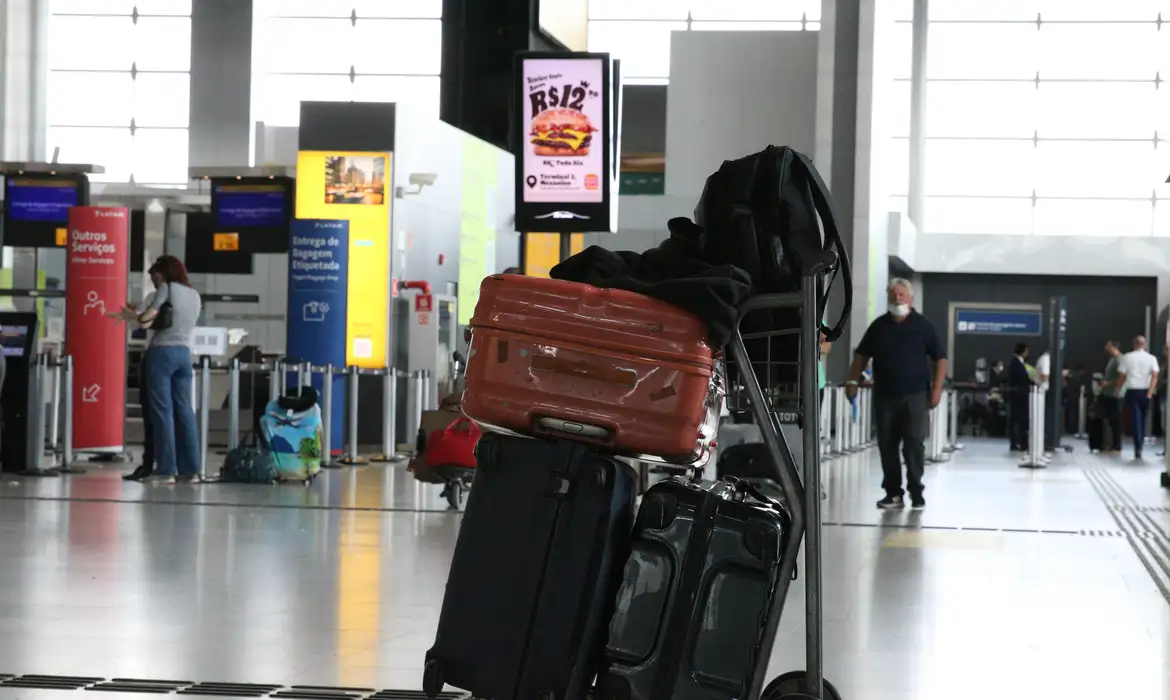 Item popular entre viajantes agora é proibido em viagens de avião