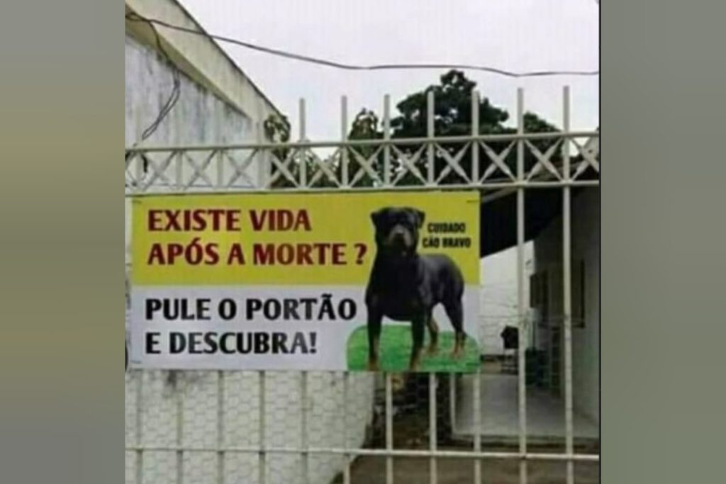 Placa com “desafio” intimida quem passa na porta de casa