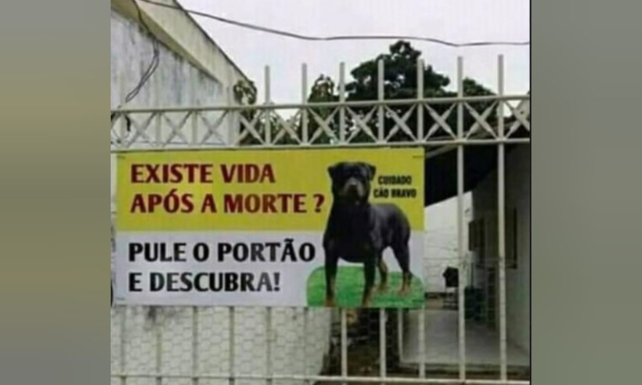 Placa com “desafio” intimida quem passa na porta de casa