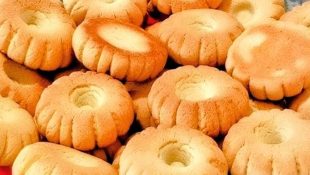 Biscoitinho de amido com apenas 3 ingredientes é muito prático e uma ótima opção para o lanche