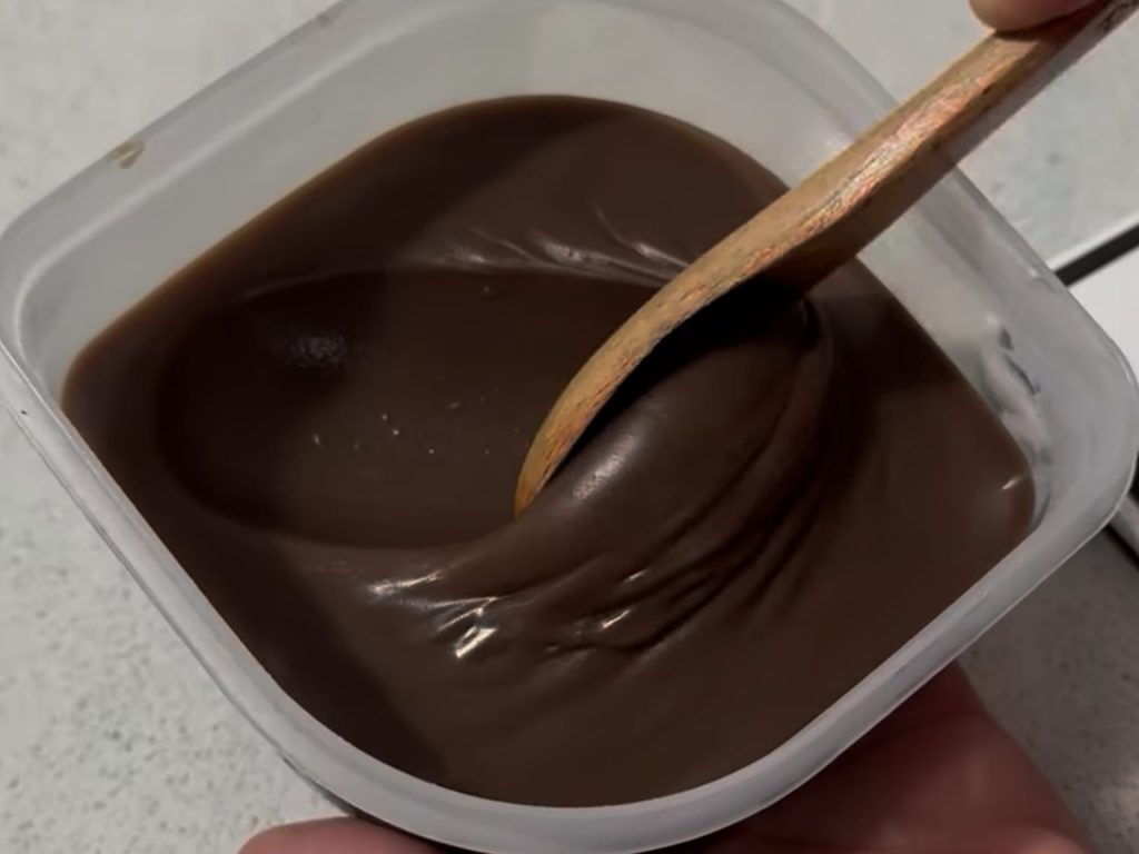 Brigadeiro de micro-ondas com apenas 3 ingredientes: é muito prático e não faz sujeira