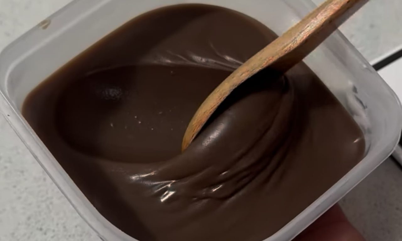 Brigadeiro de micro-ondas com apenas 3 ingredientes: é muito prático e não faz sujeira