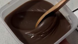 Brigadeiro de micro-ondas com apenas 3 ingredientes: é muito prático e não faz sujeira