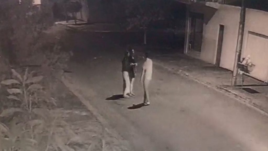 Câmeras de segurança flagraram quando mulher foi abordada pelo suspeito. (Foto: Reprodução)