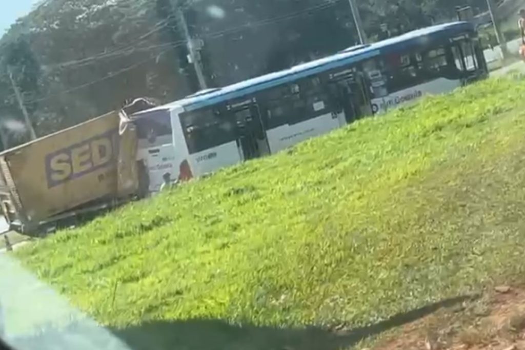 Caminhão do Sedex colide com ônibus da Prefeitura de Goiânia na GO-080