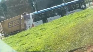 Caminhão do Sedex colide com ônibus da Prefeitura de Goiânia na GO-080