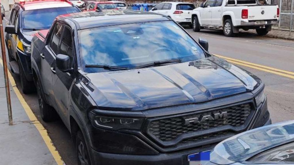 Dono de caminhonete é parado pela PRF e reviravolta chama atenção.