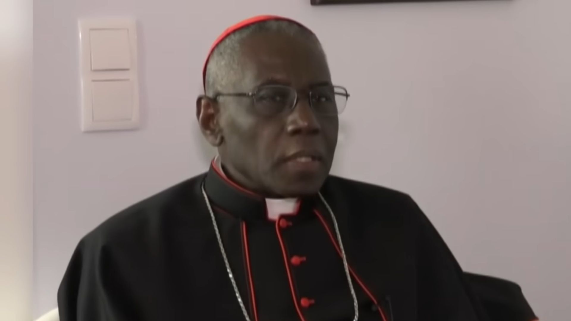 Cardeal da Guiné é aposta conservadora para primeiro papa negro