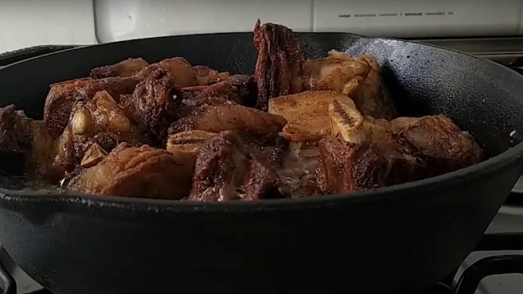 Não é a frigideira, nem a grelha: saiba o utensílio que faz carnes ficarem mais macias