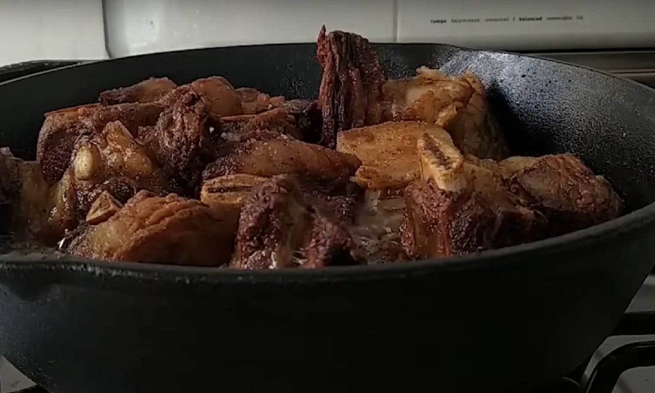 Não é a frigideira, nem a grelha: saiba o utensílio que faz carnes ficarem mais macias
