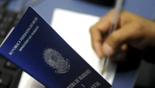 Quem trabalha de carteira assinada pode ter valores acumulados para sacar
