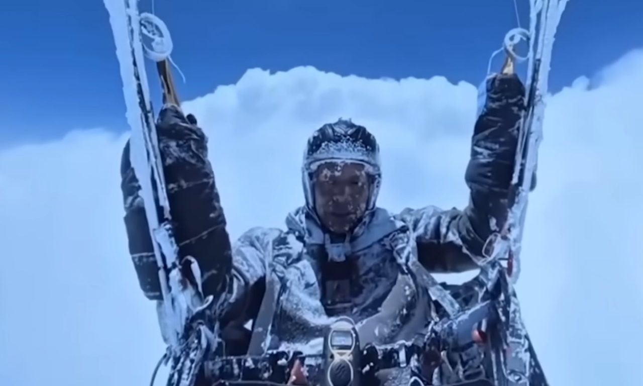 Homem foi levado a uma altitude de 8.598 metros em voo acidental na China.