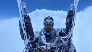 Homem foi levado a uma altitude de 8.598 metros em voo acidental na China.