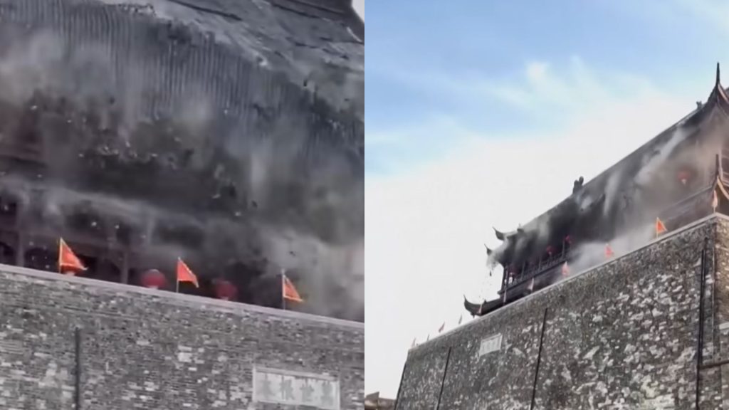 Vídeos registraram torre chinesa desabando.