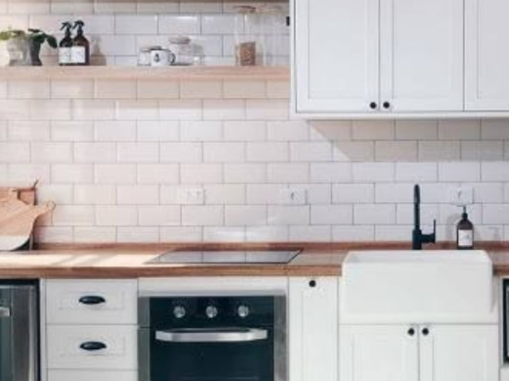 Nova tendência está dominando as paredes das cozinha e as donas de casa estão amando