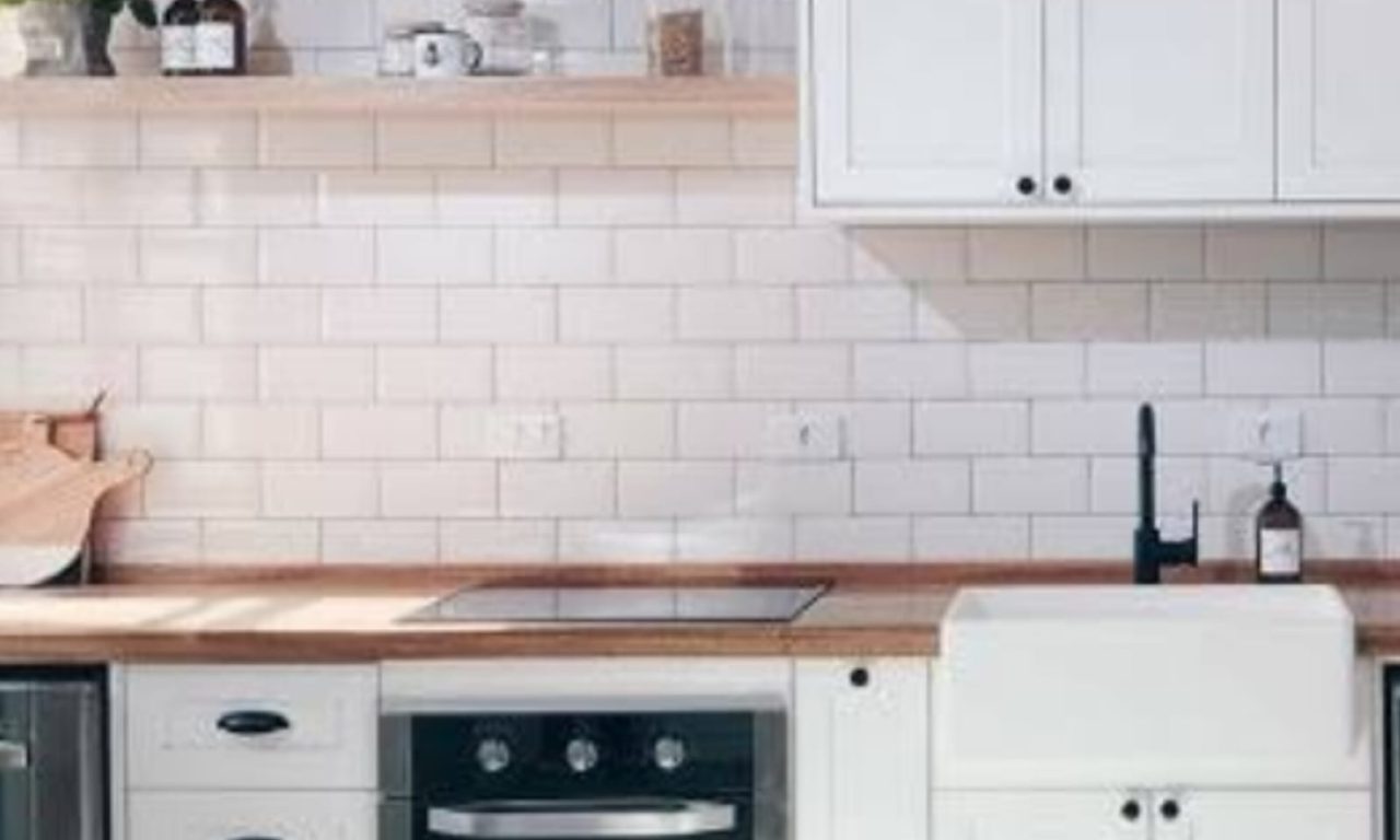 Nova tendência está dominando as paredes das cozinhas e as donas de casa estão amando
