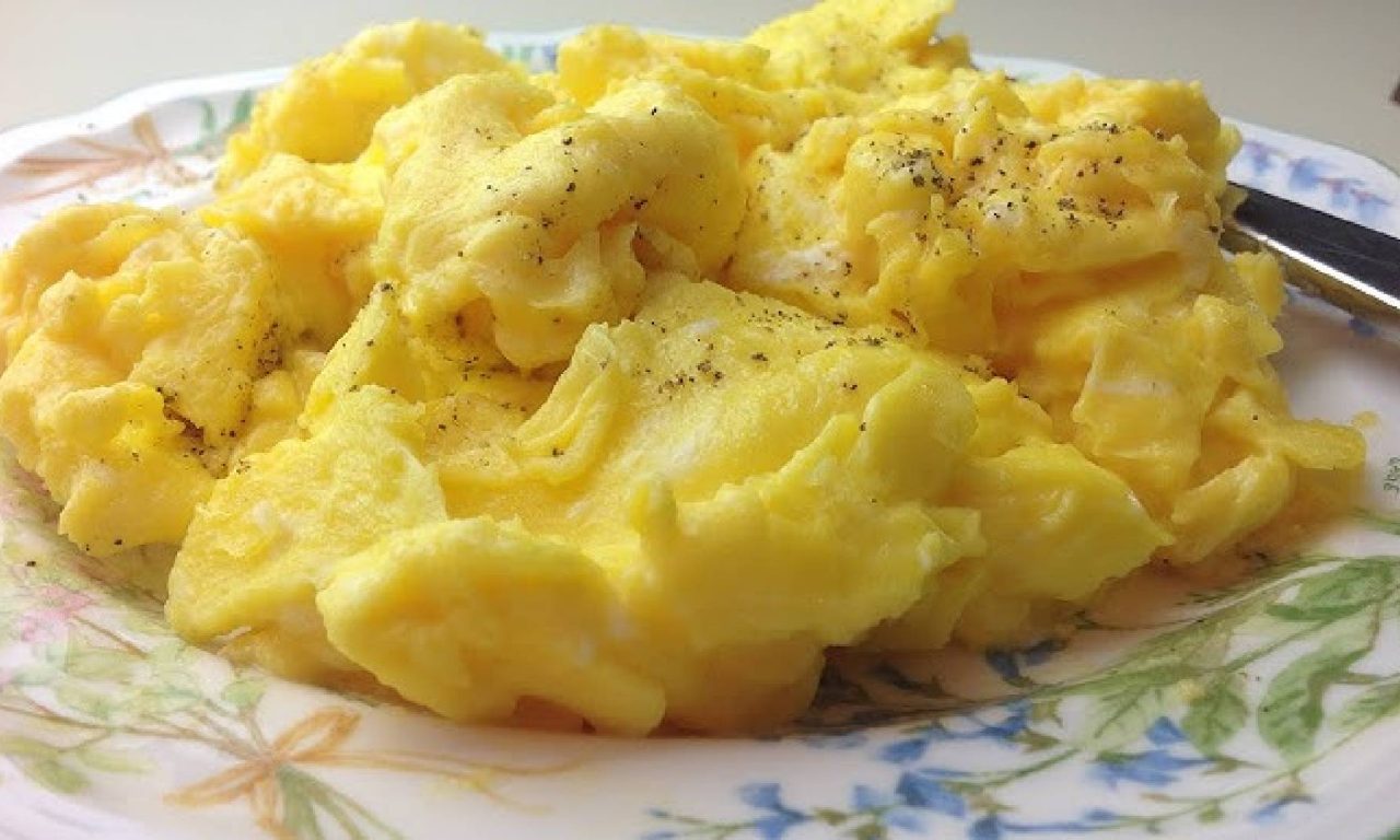 Truques dos chefs de hotéis para fazer um delicioso ovo mexido