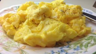 Truques dos chefs de hotéis para fazer um delicioso ovo mexido