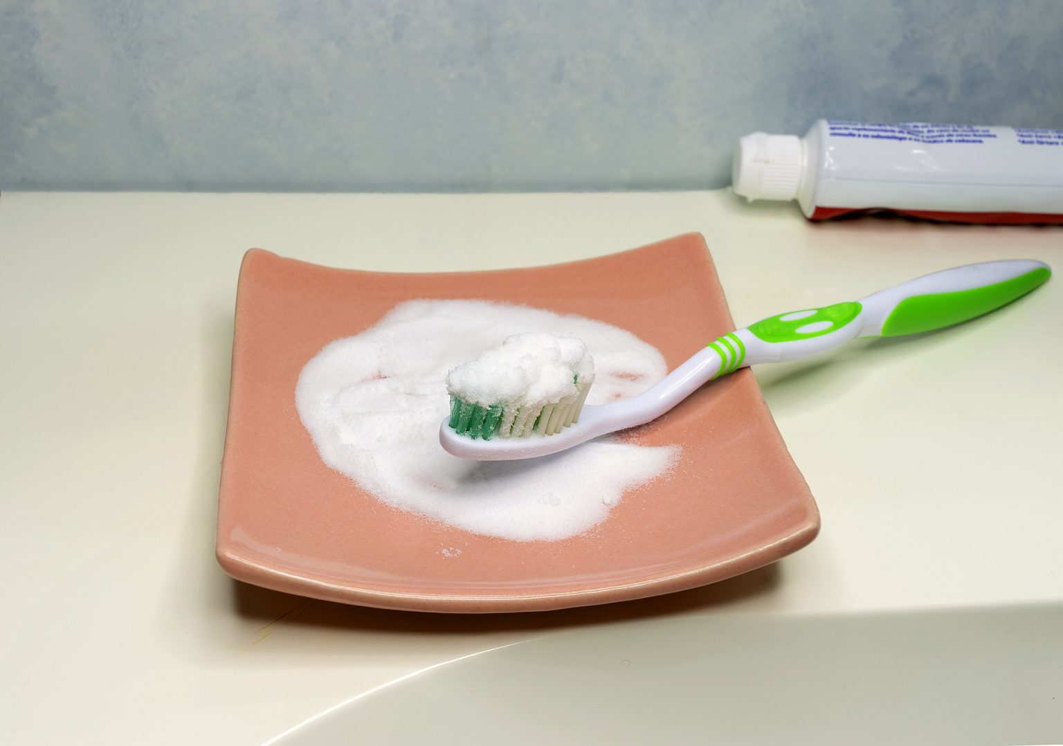 Produto que quase toda família tem em casa é ótimo para tirar manchas dos dentes