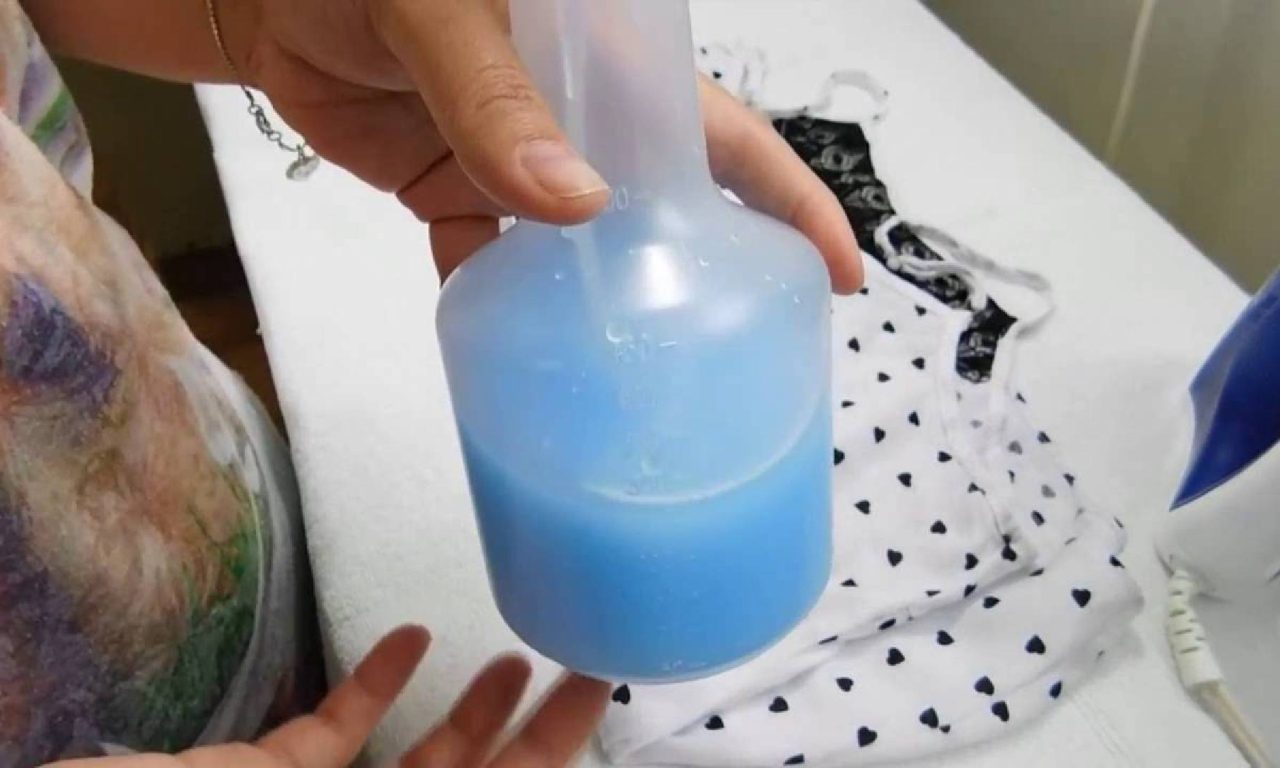 Não é o ferro, nem o vaporizador: veja o truque para desamassar roupas em segundos