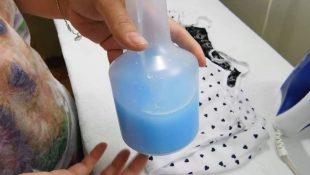 Não é o ferro, nem o vaporizador: veja o truque para desamassar roupas em segundos