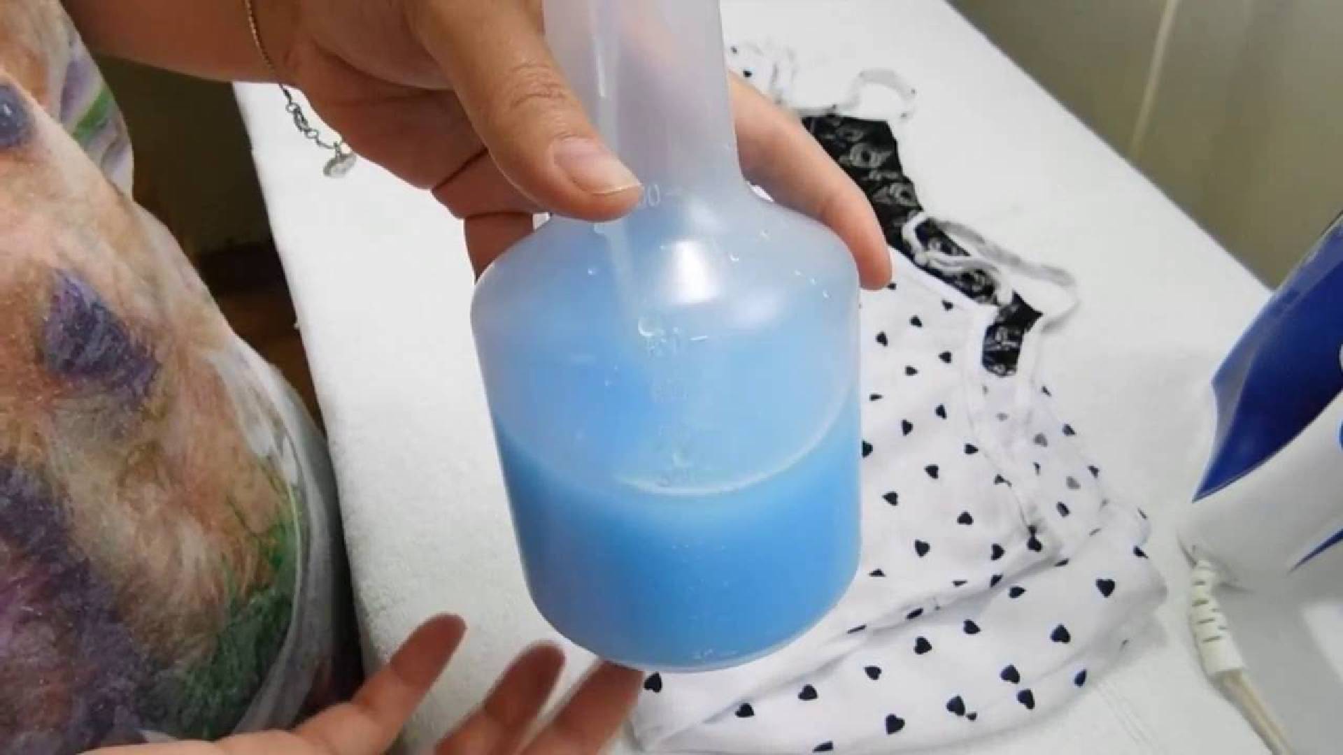 Não é o ferro, nem o vaporizador: veja o truque para desamassar roupas em segundos