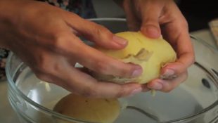 O jeito ideal de descascar a batata e não ficar horas trabalhando