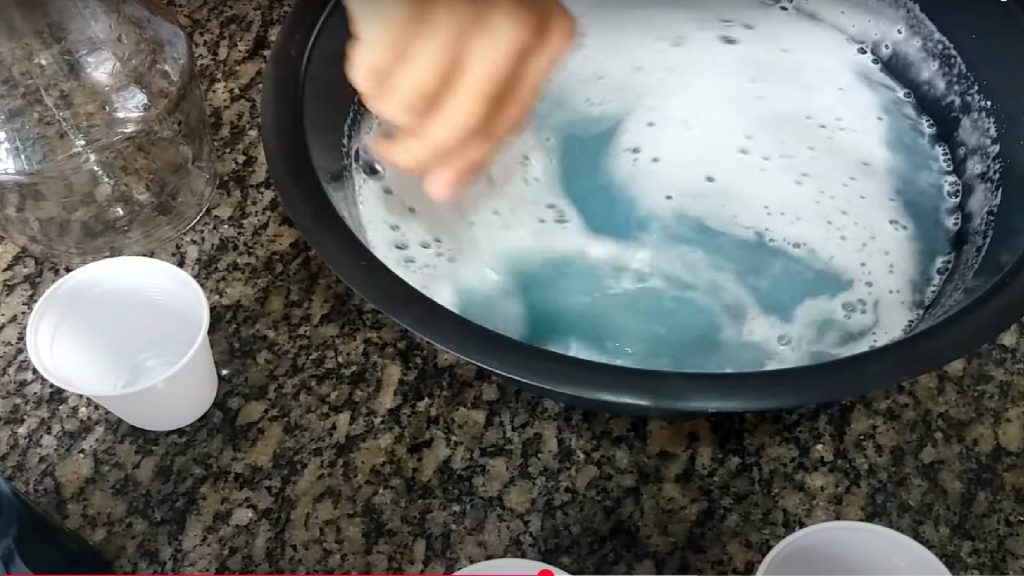 Misturinha poderosa pode te ajudar a desencardir o piso velho de forma fácil