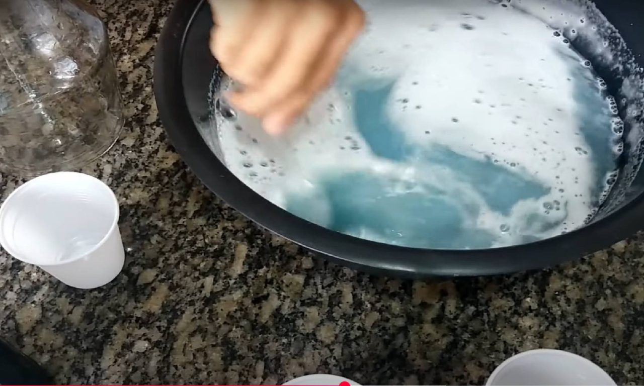 Misturinha poderosa pode te ajudar a desencardir o piso velho de forma fácil