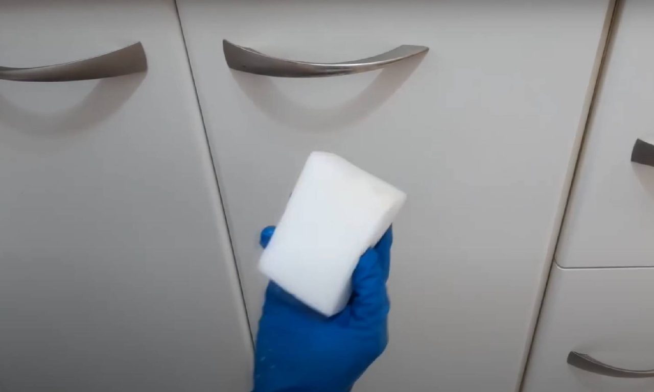 Técnica simples, rápida e eficaz para desengordurar os armários da cozinha