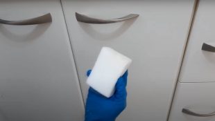 Técnica simples, rápida e eficaz para desengordurar os armários da cozinha