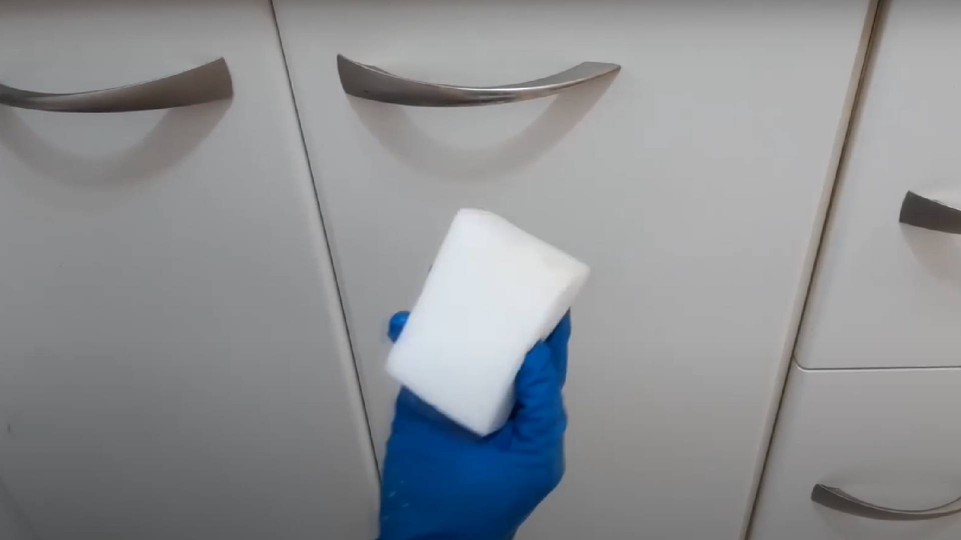 Técnica simples, rápida e eficaz para desengordurar os armários da cozinha