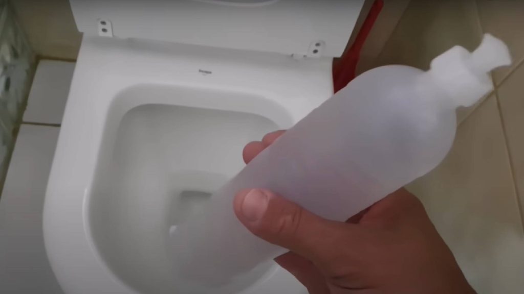 Principais motivos do vaso entupido e como desentupir sem erro