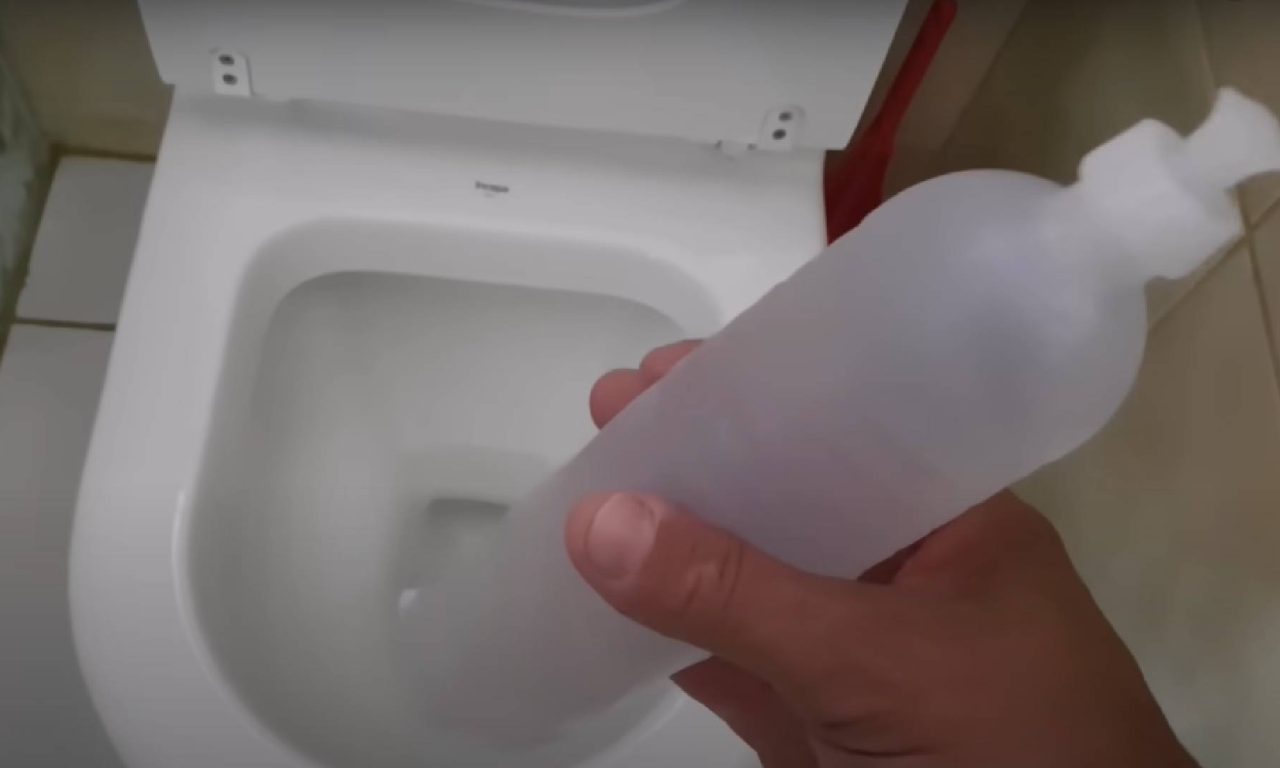 Principais motivos do vaso entupido e como desentupir sem erro