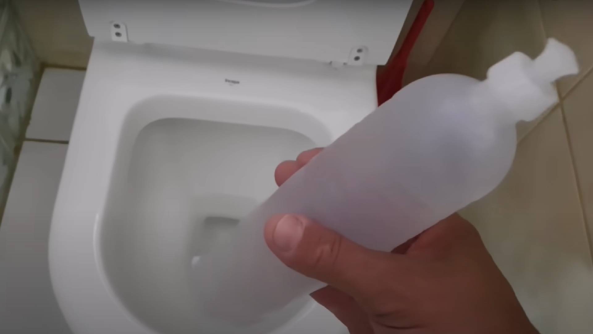 Principais motivos do vaso entupido e como desentupir sem erro