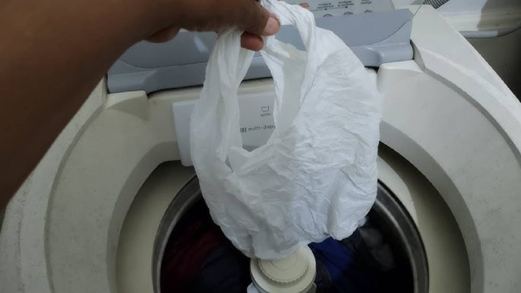Truque simples para eliminar pelos e fiapos das roupas na hora de lavar