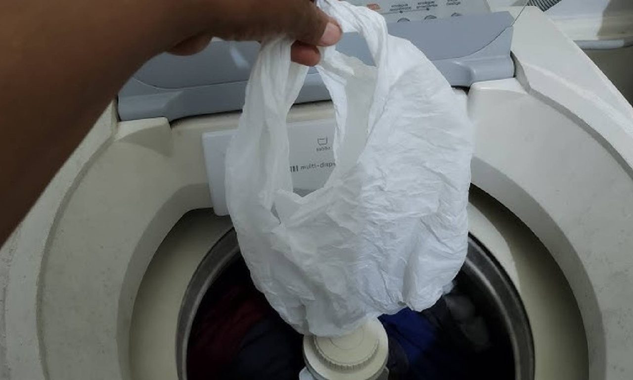 Truque simples para eliminar pelos e fiapos das roupas na hora de lavar