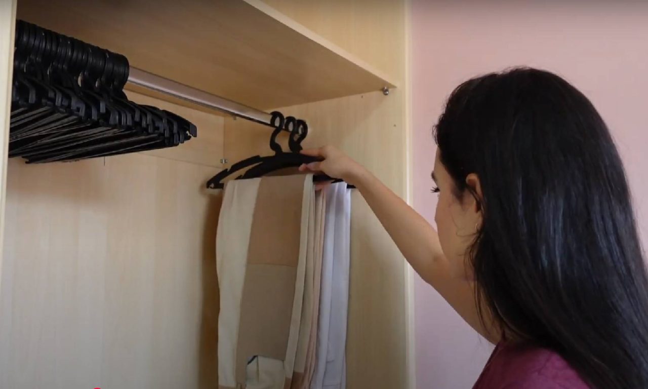 Esqueça o cabide tradicional: novo item vira tendência por multiplicar o espaço no guarda-roupa