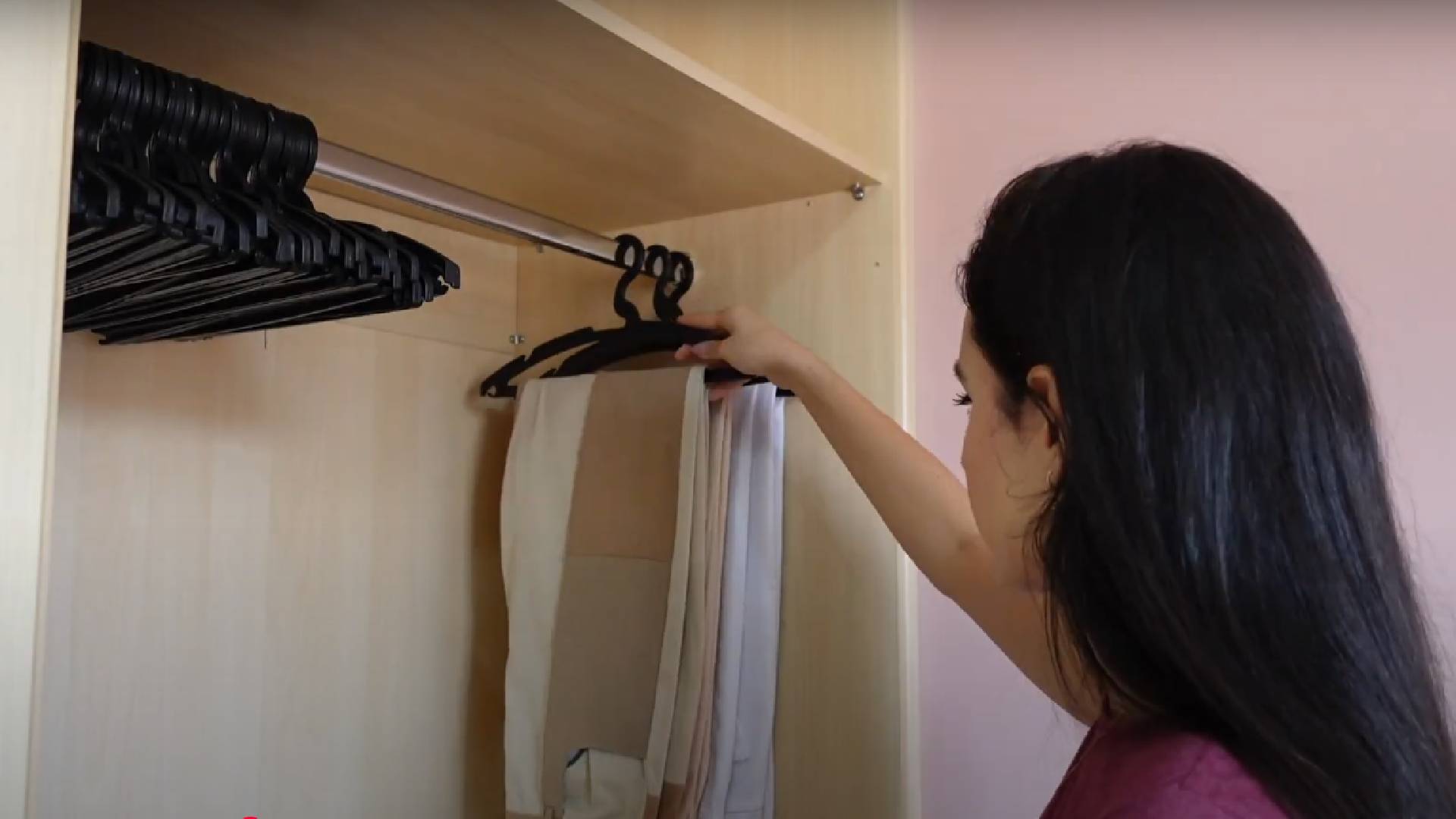 Esqueça o cabide tradicional: novo item vira tendência por multiplicar o espaço no guarda-roupa