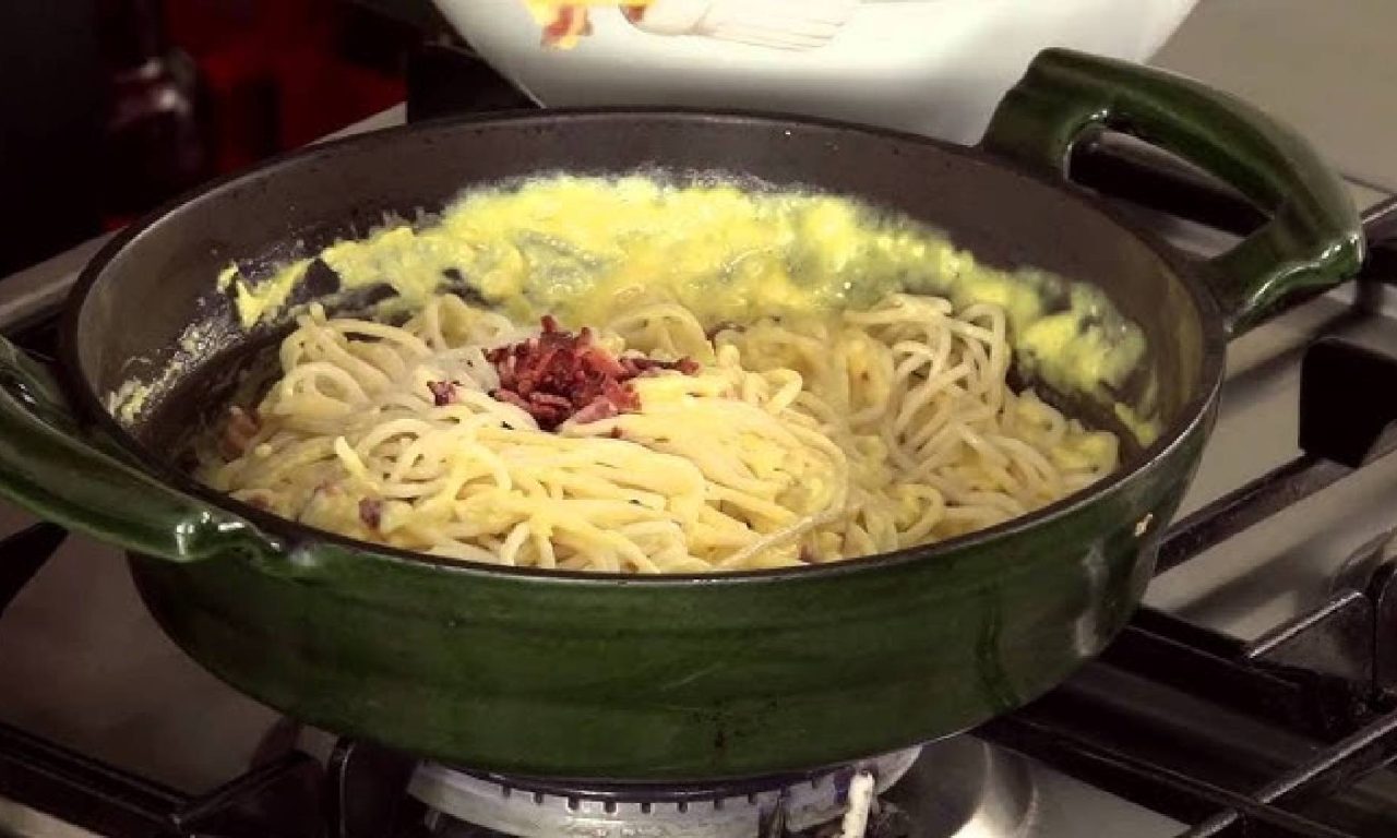 Não é com creme de leite, nem com manteiga: aprenda a fazer o verdadeiro espaguete à carbonara
