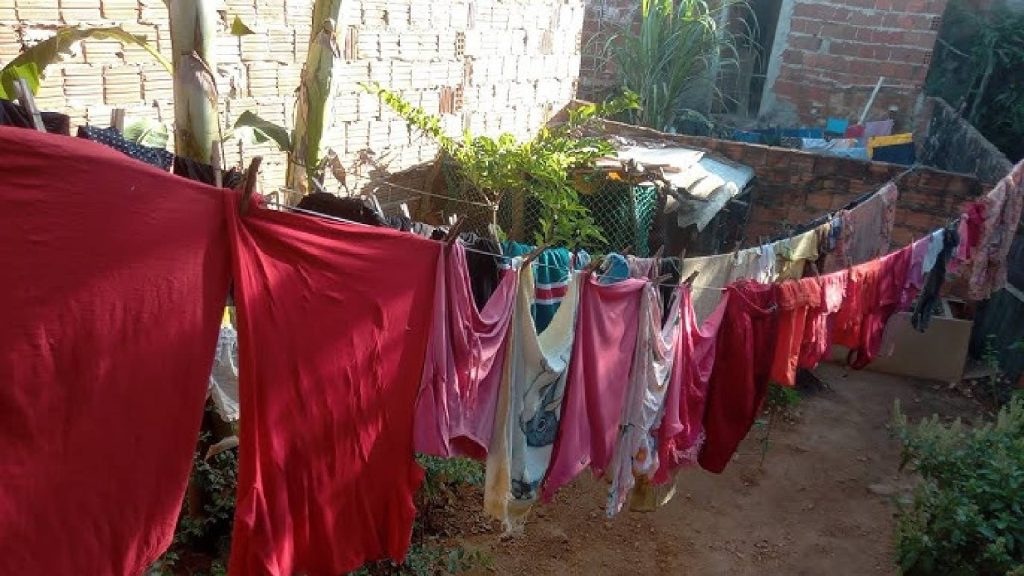 6 erros comuns na hora de estender roupa que você deve evitar