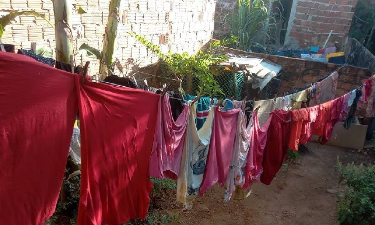 6 erros comuns na hora de estender roupa que você deve evitar