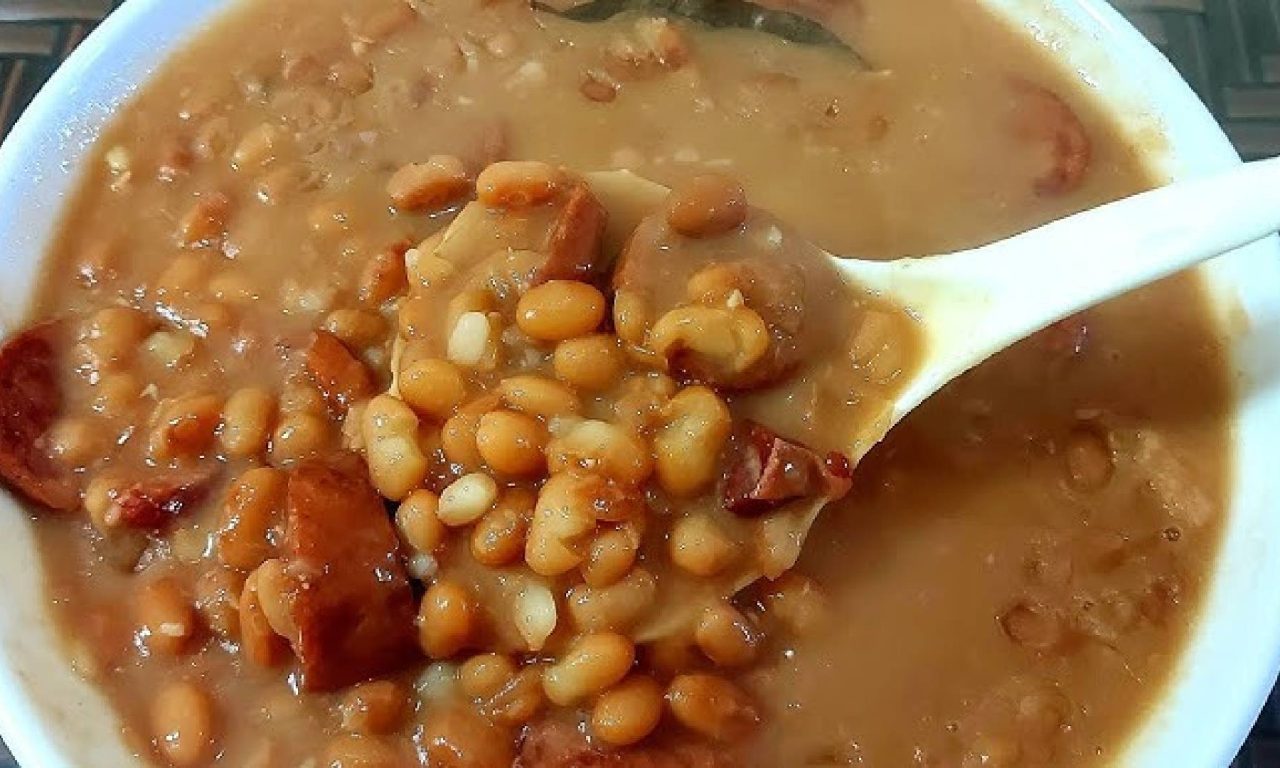 Truque prático para deixar o feijão desmanchando e saboroso