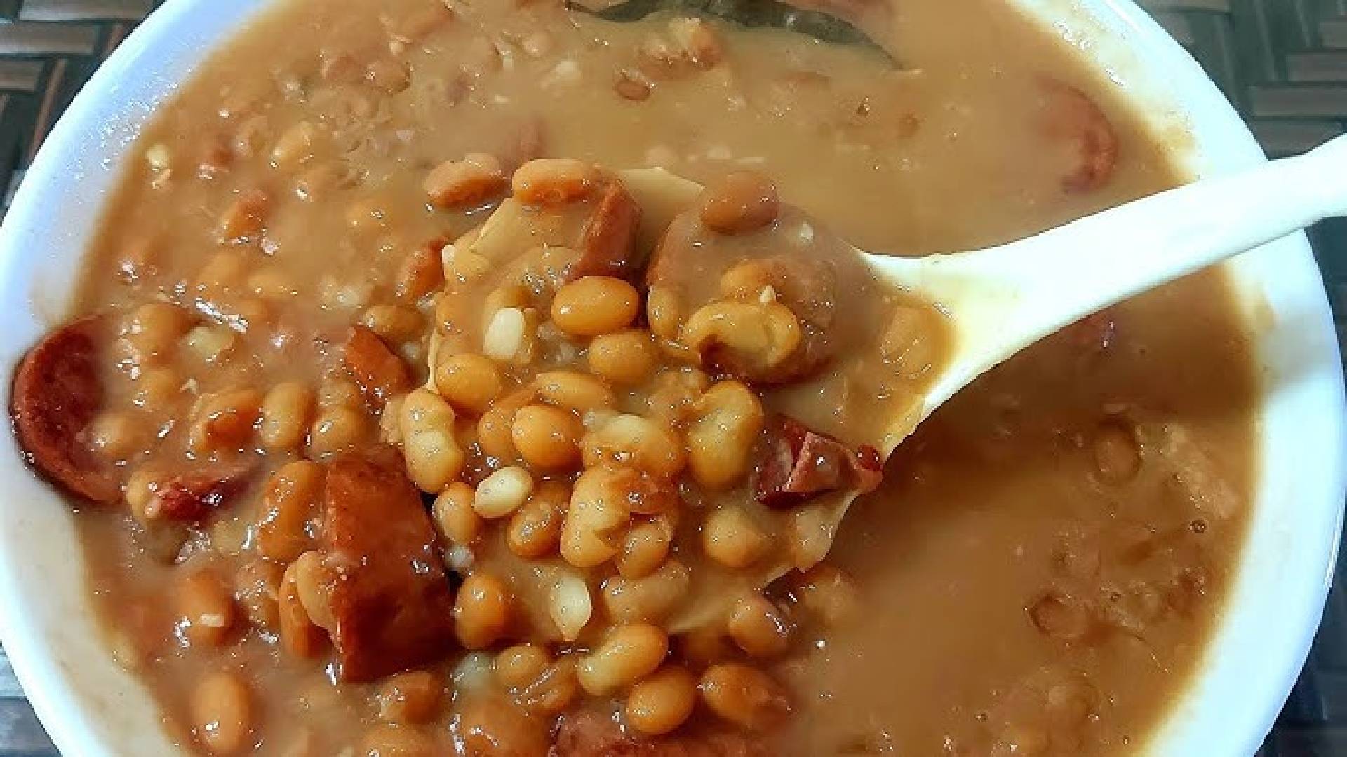 Truque prático para deixar o feijão desmanchando e saboroso