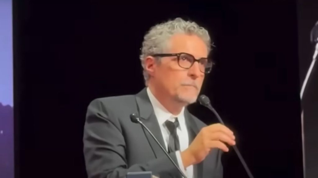 Kleber Mendonça Filho recebendo o prêmio por "O Agente Secreto".