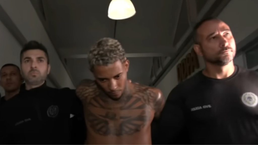 MC Poze do Rodo chegando à delegacia.