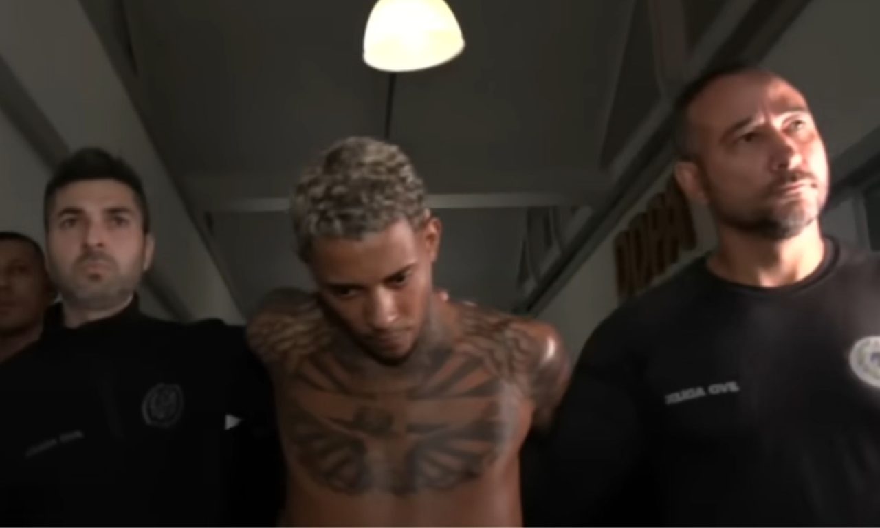 MC Poze do Rodo chegando à delegacia.