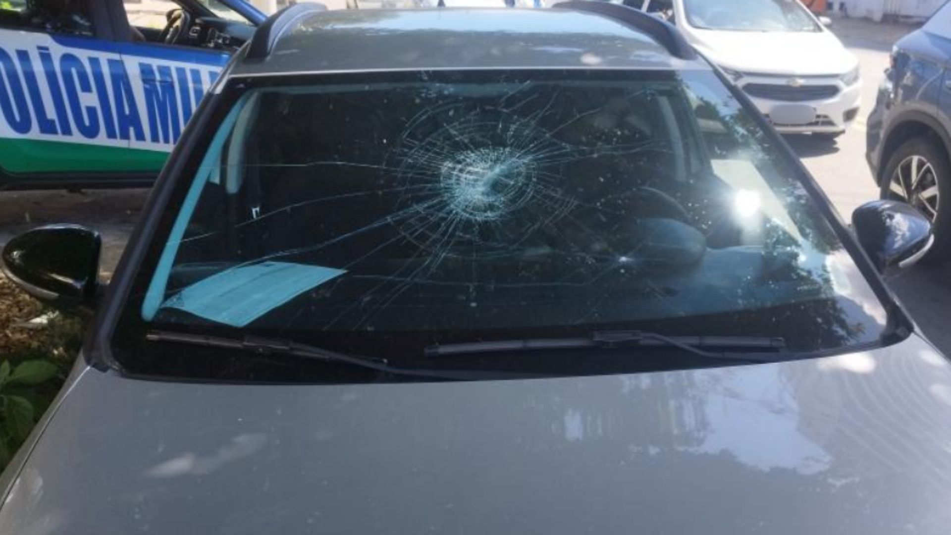 Desentendimento após “fechada” no trânsito termina em pedrada e pancadaria entre motoristas em Goiânia
