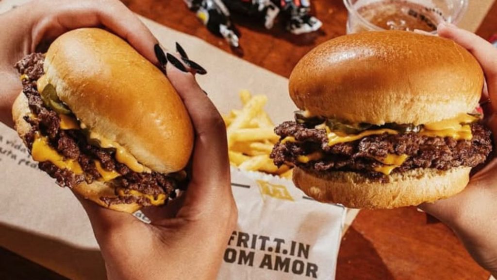 TT Burger oferece sanduíches de graça durante celebração.