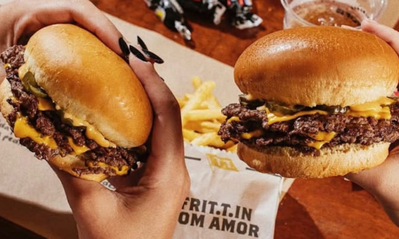 TT Burger oferece sanduíches de graça durante celebração.